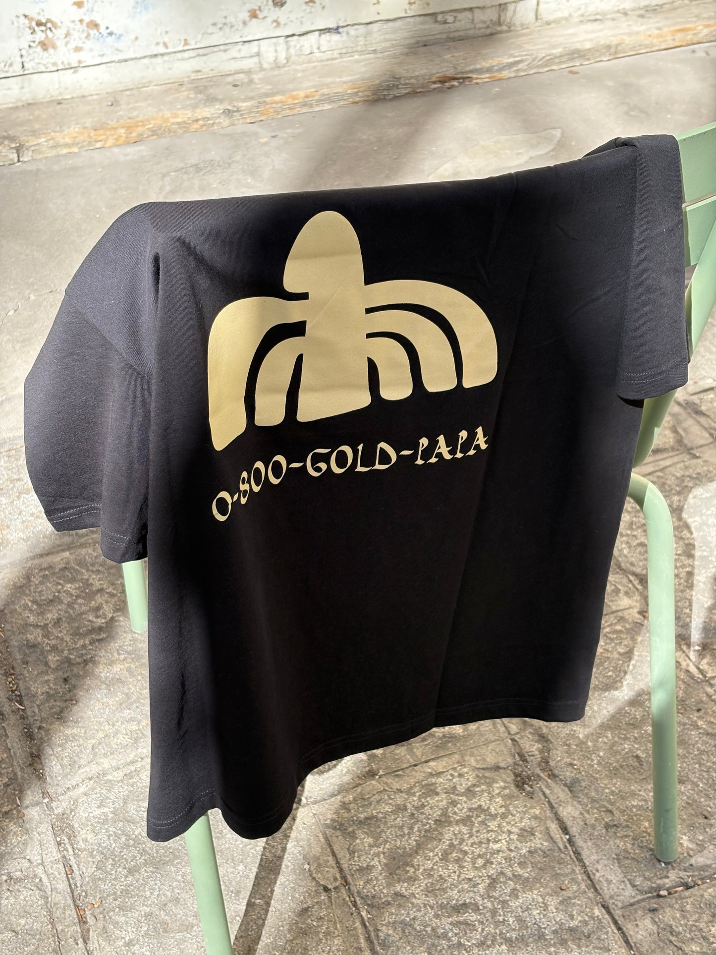 T-shirt black
